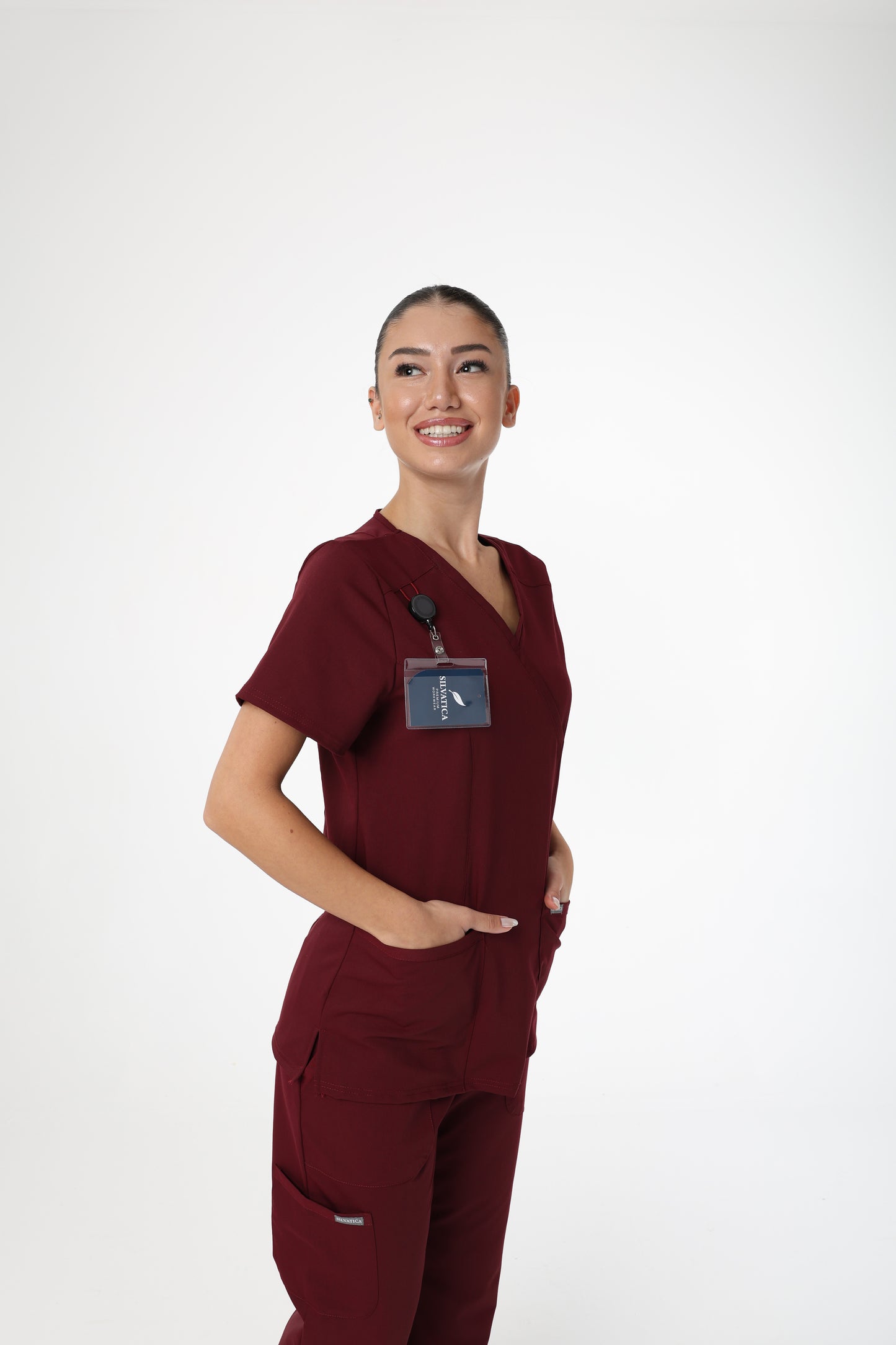 Silvatica Marfa® Kadın Medikal Pantolon – Burgundy Petite & Regular | Premium Scrubs Alt