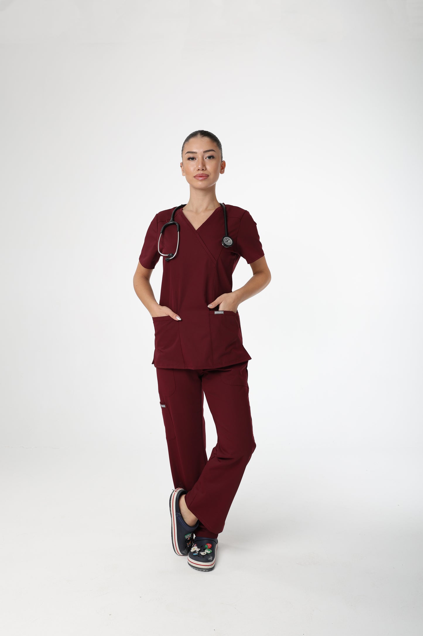 Silvatica Marfa® Kadın Medikal Pantolon – Burgundy Petite & Regular | Premium Scrubs Alt