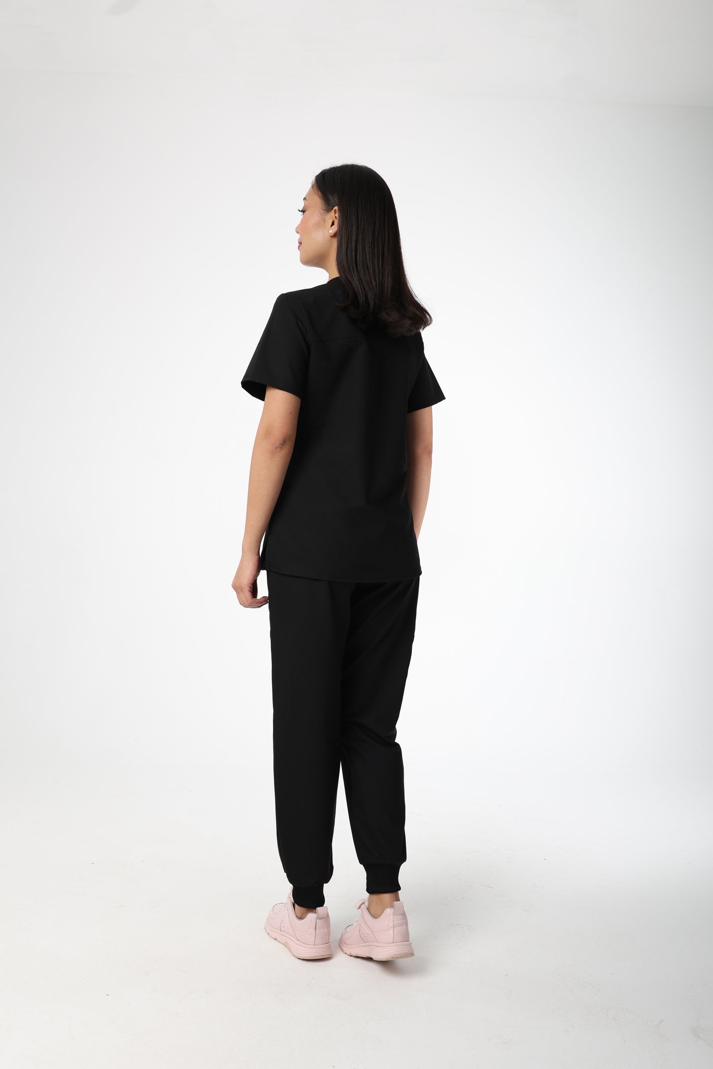 Silvatica Luna® Kadın V Yaka Scrub Üst – Black | Premium Tailored Fit