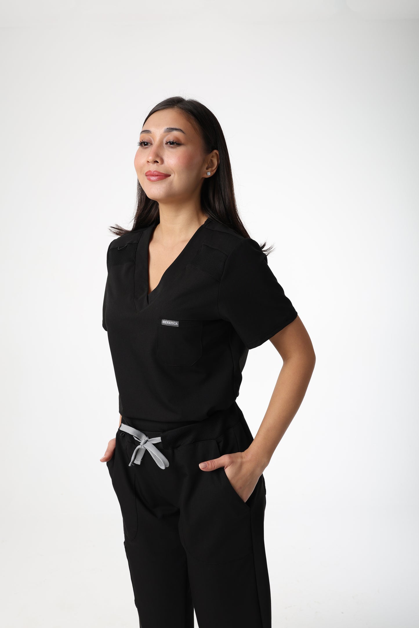 Silvatica Luna® Kadın V Yaka Scrub Üst – Black | Premium Tailored Fit